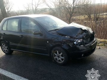 На волинській трасі водій влетів у відбійник