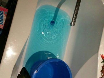 У місті на Волині з кранів текла блакитна вода. ФОТО