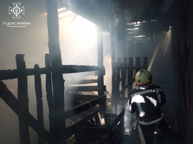 На Волині горіли дві господарські споруди та сіно. ФОТО