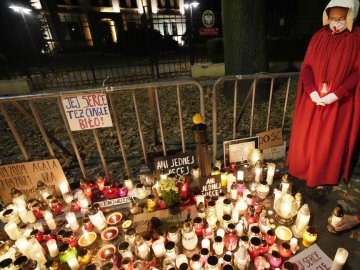 У Польщі померла жінка, якій не захотіли робити аборт через скандальний закон