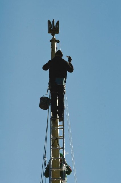 Над Верховною Радою нарешті встановили тризуб. ФОТО