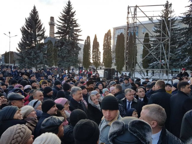 Оплески і вигуки «Вітаємо!»: у Ківерцях зустріли Порошенка. ФОТО. ВІДЕО