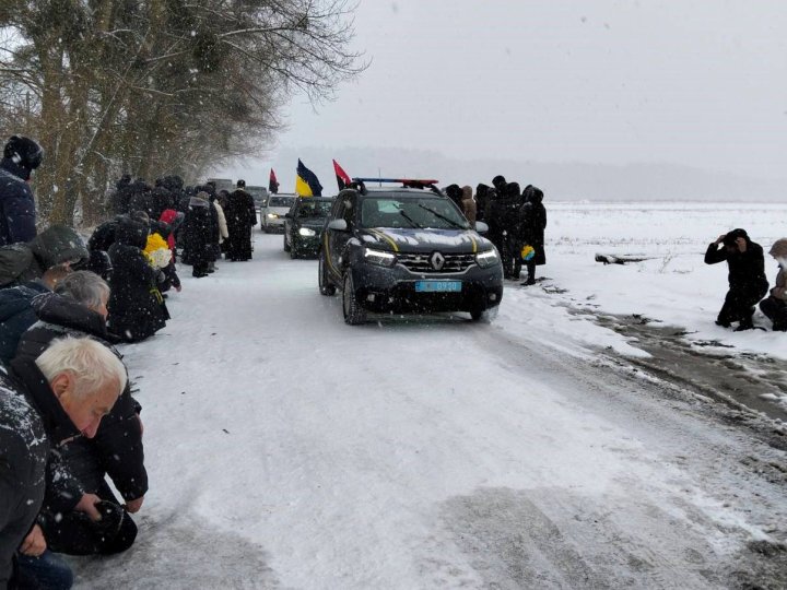 Попри сніг та мороз, волиняни навколішки прощалися із Героєм