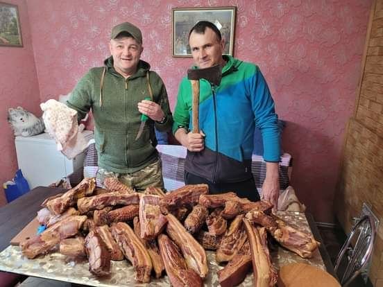 Годує воїнів і знімає ТіkТоk: чоловік з села на Волині передав для ЗСУ півтори тонни копченого м’яса