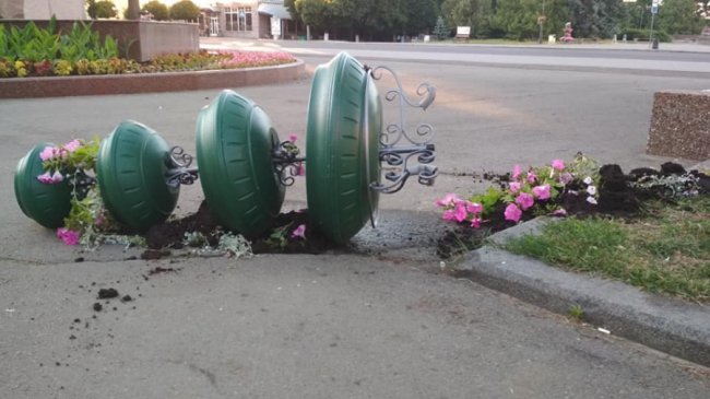 У центрі Луцька невідомі потрощили квітники. ФОТО