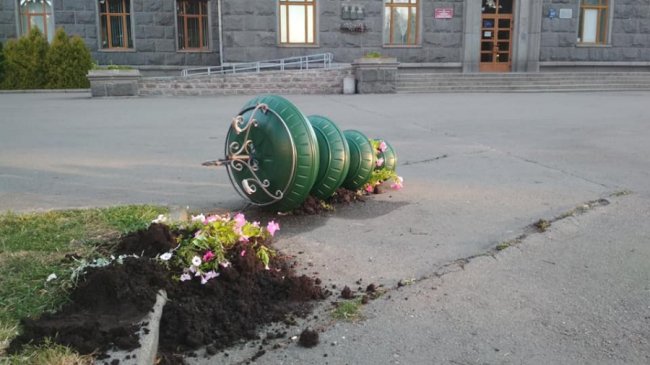 У центрі Луцька невідомі потрощили квітники. ФОТО