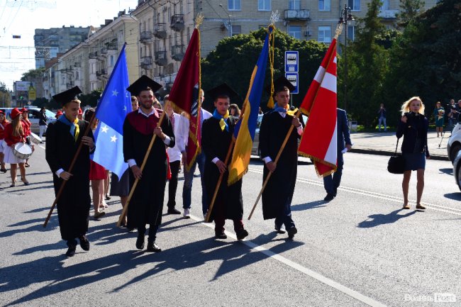 Більше тисячі першокурсників посвятили у студенти СНУ. ФОТО