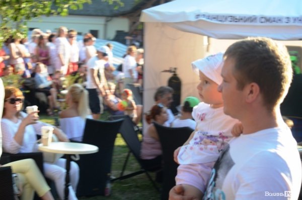 Найменші глядачі «Поліського літа» на плечах в батьків. ФОТОРЕПОРТАЖ