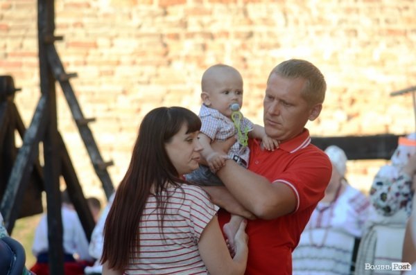 Найменші глядачі «Поліського літа» на плечах в батьків. ФОТОРЕПОРТАЖ