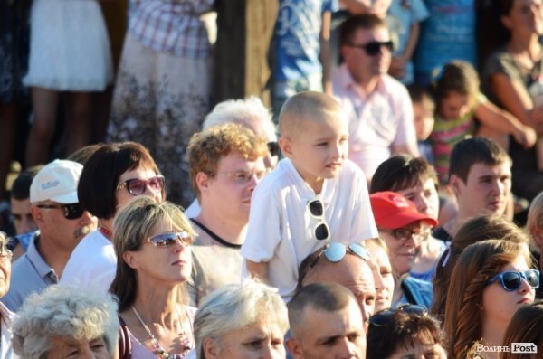 Найменші глядачі «Поліського літа» на плечах в батьків. ФОТОРЕПОРТАЖ