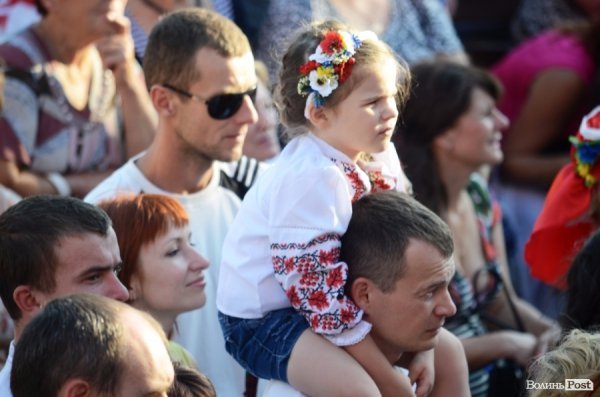 Найменші глядачі «Поліського літа» на плечах в батьків. ФОТОРЕПОРТАЖ