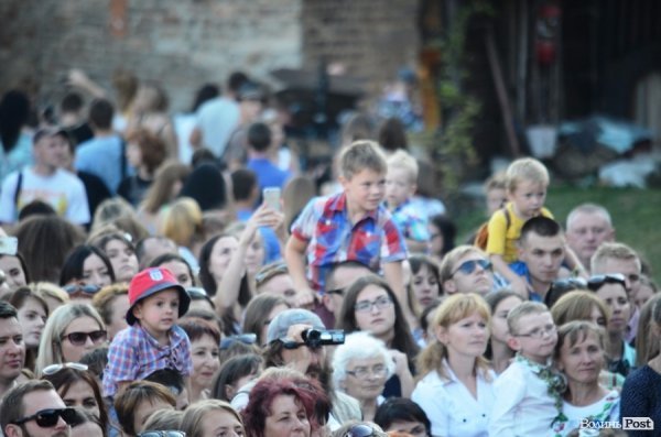 Найменші глядачі «Поліського літа» на плечах в батьків. ФОТОРЕПОРТАЖ