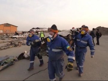 Показали роботу українських рятувальників на місці катастрофи літака у Тегерані. ВІДЕО