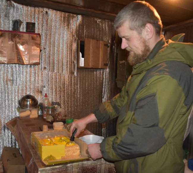 Волинські військові на передовій показали незвичний торт. ФОТО