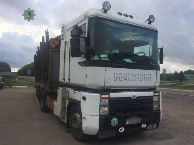 На Волині в авто, яке зупинили за порушення правил, виявили зброю