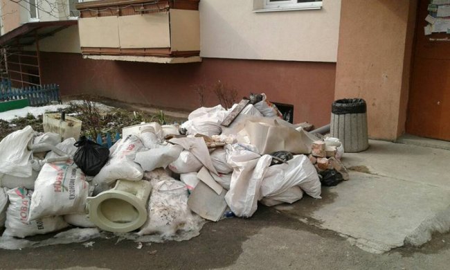 На Перемоги біля під’їзду вивалили цілу гору сміття