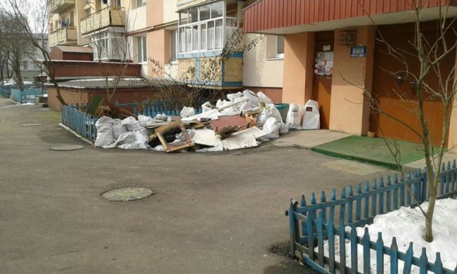 На Перемоги біля під’їзду вивалили цілу гору сміття