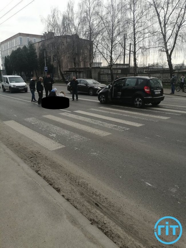 Автівка збила жінку на «зебрі» в Луцьку