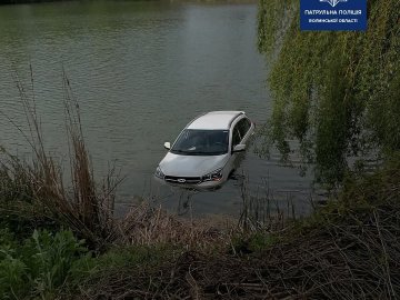 Повідомили про викрадення авто: деталі інциденту з Chery, що опинилося у луцькому ставку