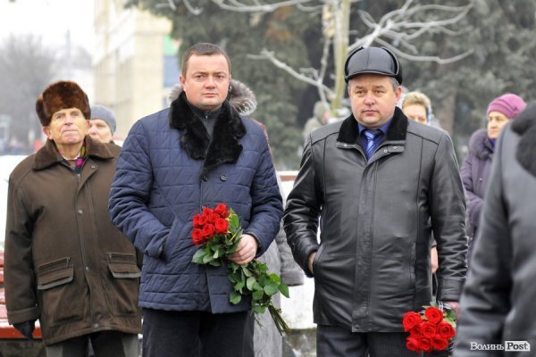 Фото прощання з міським головою Луцька Миколою Романюком