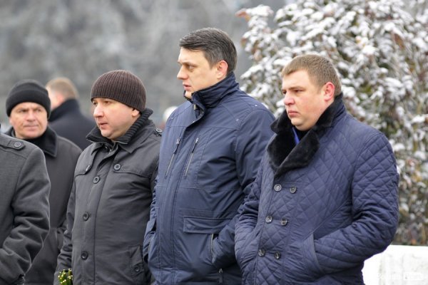 Фото прощання з міським головою Луцька Миколою Романюком