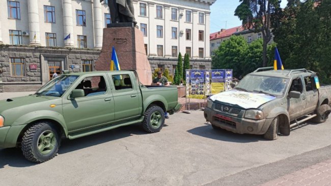 У Луцьку волонтери замість обстріляного авто купили для бійців на фронт новий позашляховик