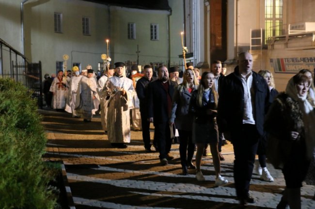 Великодня ніч: як у головному соборі Луцька освячували паски. ФОТО