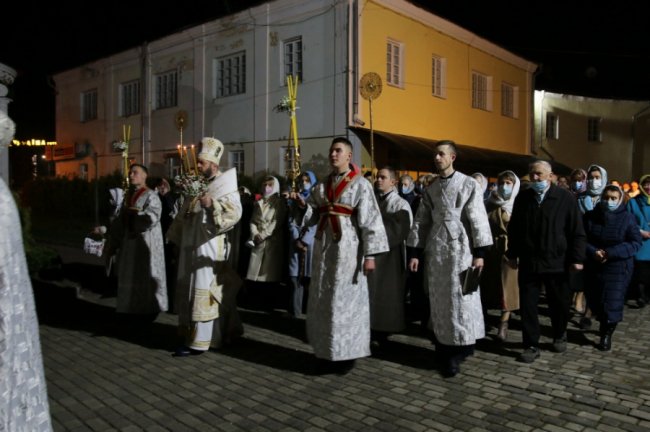Великодня ніч: як у головному соборі Луцька освячували паски. ФОТО