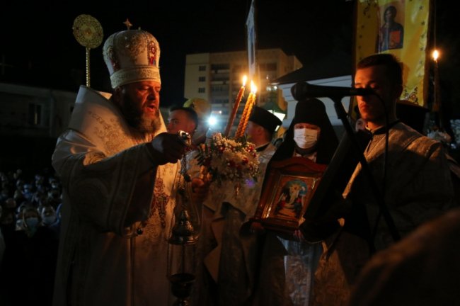 Великодня ніч: як у головному соборі Луцька освячували паски. ФОТО