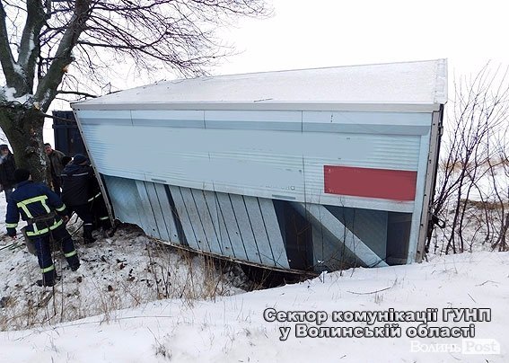 На трасі Львів-Луцьк вантажівка врізалася в дерево. ФОТО