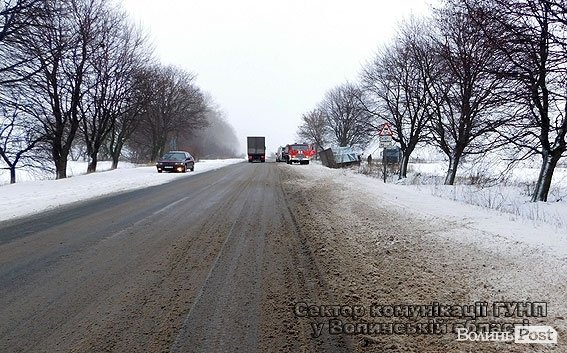 На трасі Львів-Луцьк вантажівка врізалася в дерево. ФОТО
