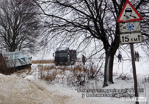 На трасі Львів-Луцьк вантажівка врізалася в дерево. ФОТО