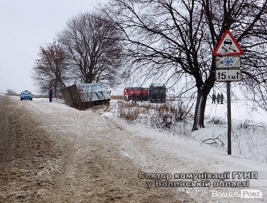 На трасі Львів-Луцьк вантажівка врізалася в дерево. ФОТО