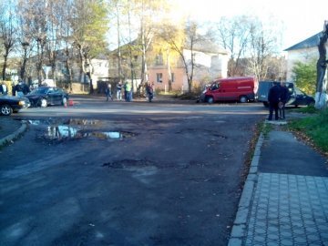Аварія в Луцьку: бус «відкинуло» в сміттєві баки 
