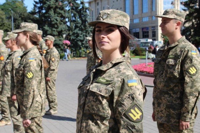 Випускники луцького університету отримали офіцерські погони. ФОТО