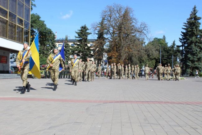 Випускники луцького університету отримали офіцерські погони. ФОТО