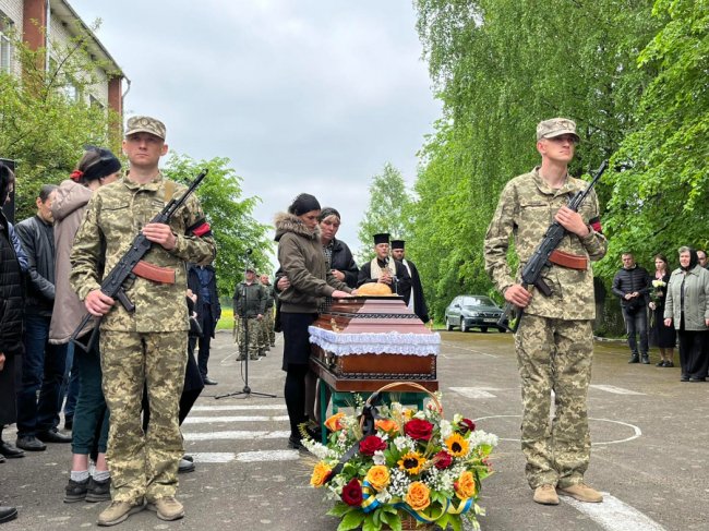 Рано втратив батьків: на Волині попрощалися із загиблим 36-річним Героєм Романом Абрамчуком