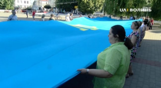 У Луцьку розгорнули велетенський кримськотатарський прапор 