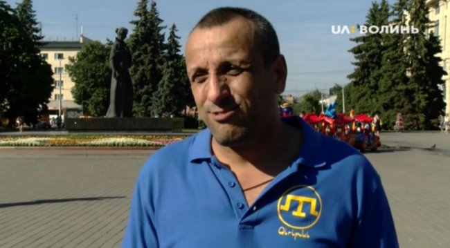 У Луцьку розгорнули велетенський кримськотатарський прапор 