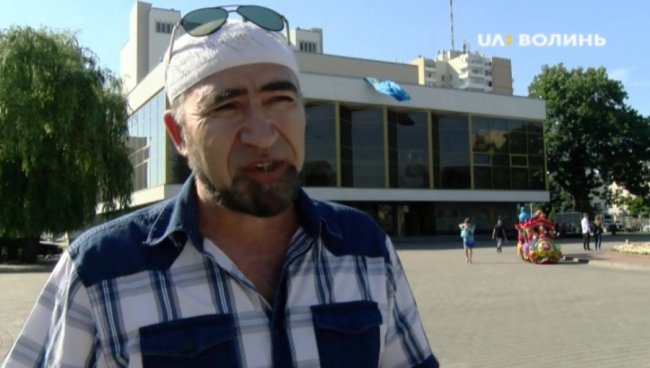 У Луцьку розгорнули велетенський кримськотатарський прапор 