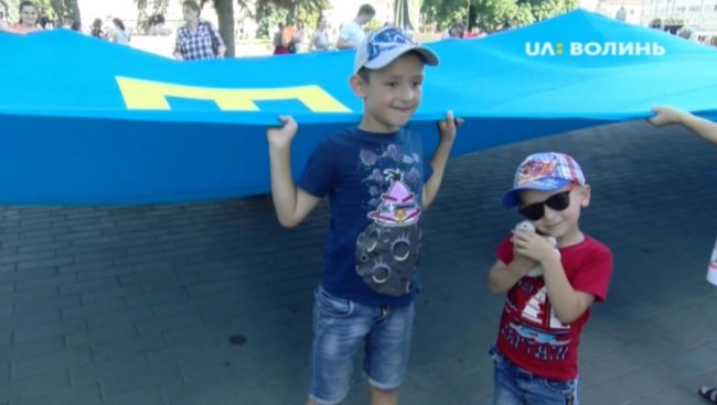 У Луцьку розгорнули велетенський кримськотатарський прапор 