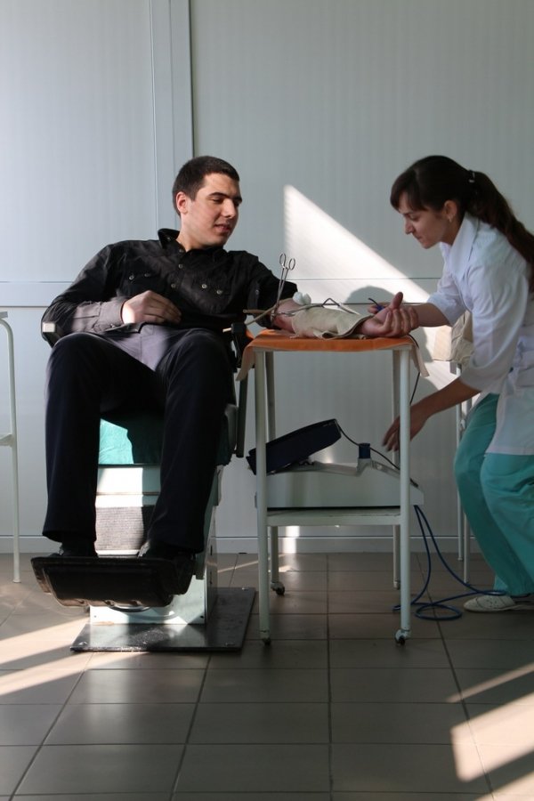 Митрополит  Михаїл здав кров для бійців АТО. ФОТО