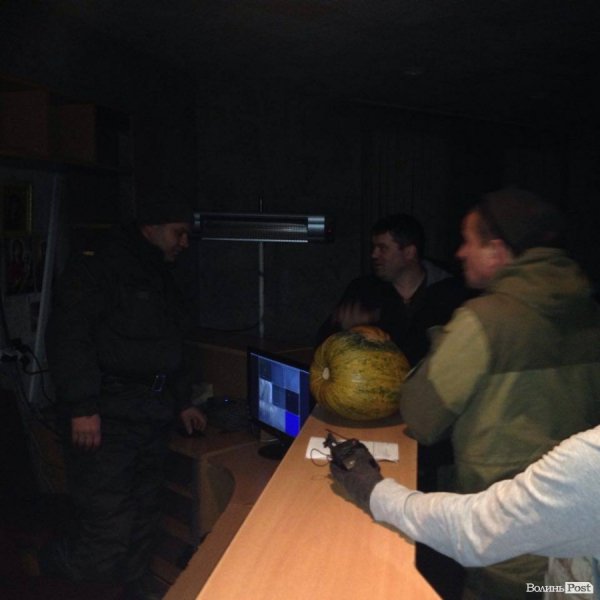 У Луцьку майданівці принесли владі гарбузи