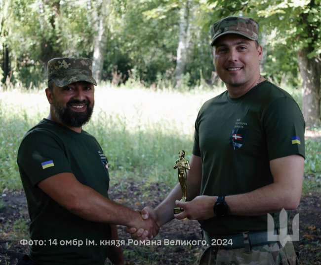 Для воїна 14 ОМБр, який монтує міні-фільми про знищення окупантів, вручили бригадний «Оскар»