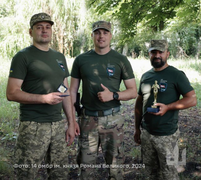 Для воїна 14 ОМБр, який монтує міні-фільми про знищення окупантів, вручили бригадний «Оскар»
