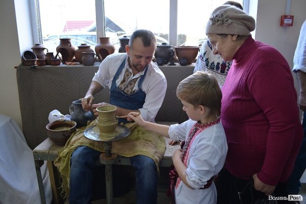 Митці Луцька майстрували у «Різдвяній майстерні». ФОТО