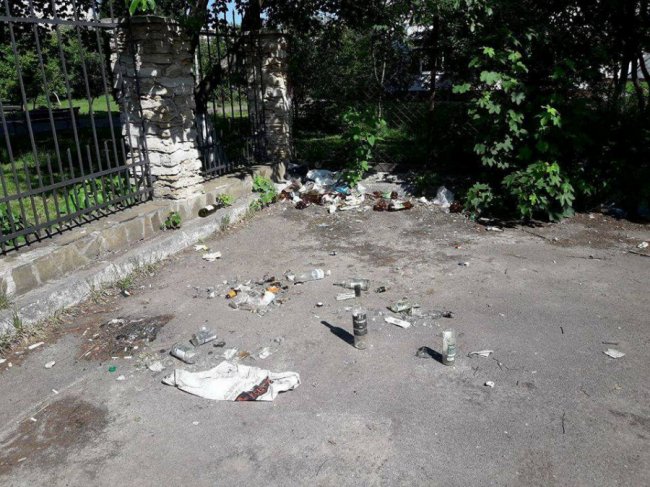 Купи сміття, розбиті пляшки: муніципали змусили прибрати територію навчального закладу  