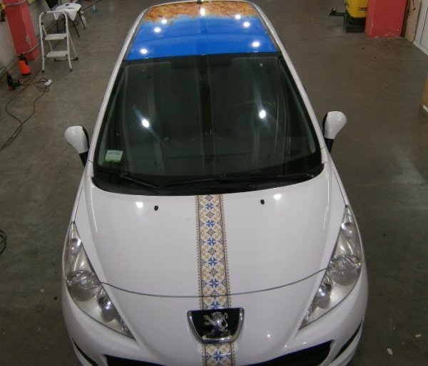 Українці продовжують «одягати» свої автомобілі у вишиванки. ФОТО