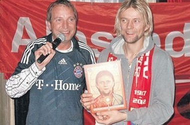 Футболісту Тимощуку подарували ікону з його зображенням. ФОТО