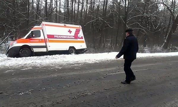 На трасі біля Ківерець перевернувся реанімобіль. ФОТО